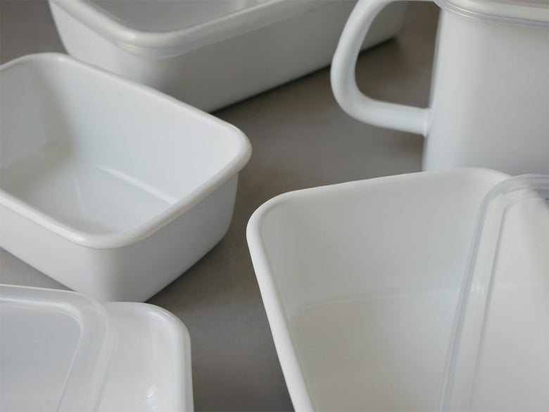 野田琺瑯ホワイトシリーズのシール蓋付きホーロー保存容器がキッチンカウンターに整然と並んでいる写真