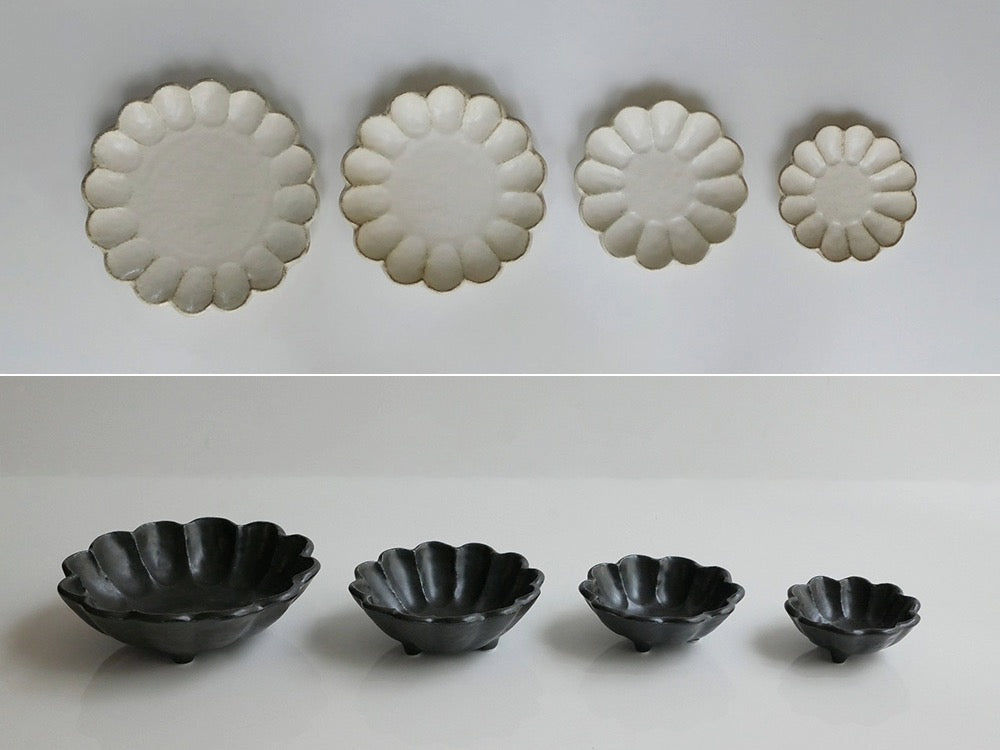 トウジキトンヤの「リンカ」シリーズ磁器製花皿とプレートが美しく並べられた静物写真