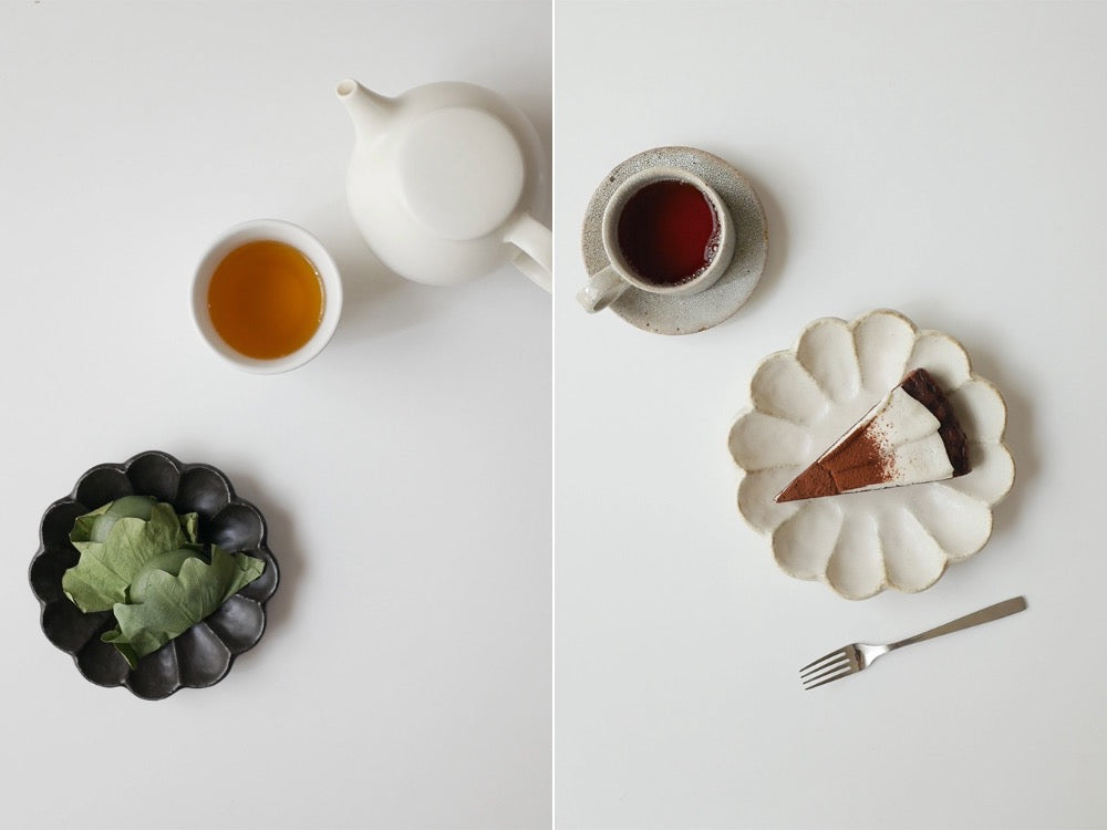 トウジキトンヤの磁器製花皿「リンカ」に盛り付けられたデザートとフルーツ