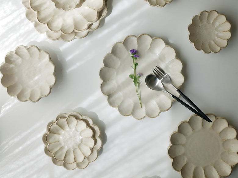 トウジキトンヤの磁器製リンカ花皿とプレートが並べられた上質なテーブルセッティング