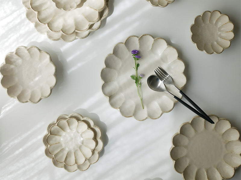 トウジキトンヤの磁器製リンカ花皿とプレートが並べられた上質なテーブルセッティング