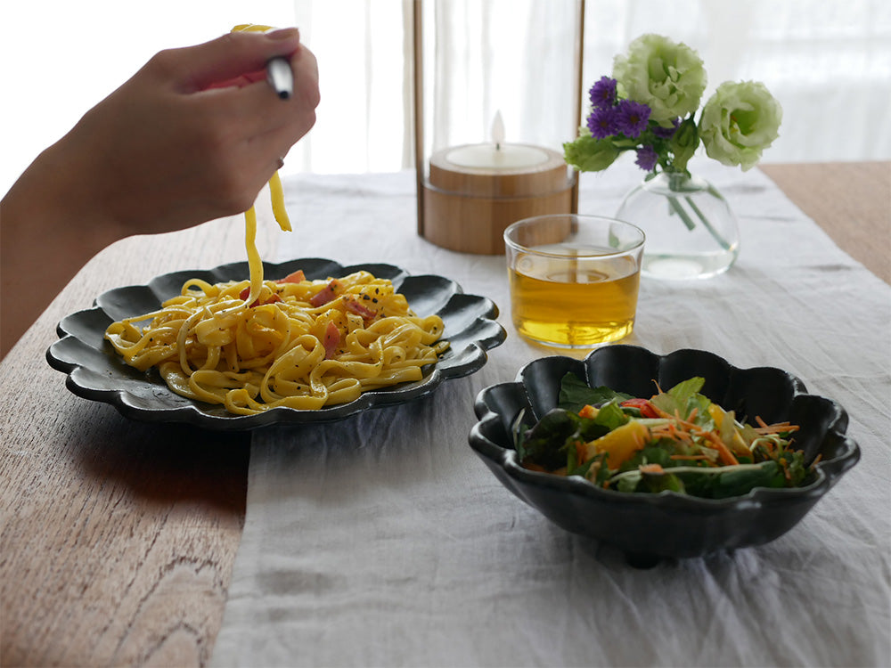 トウジキトンヤの磁器製リンカ花皿に盛られたタリアテッレとフェットチーネのパスタ料理