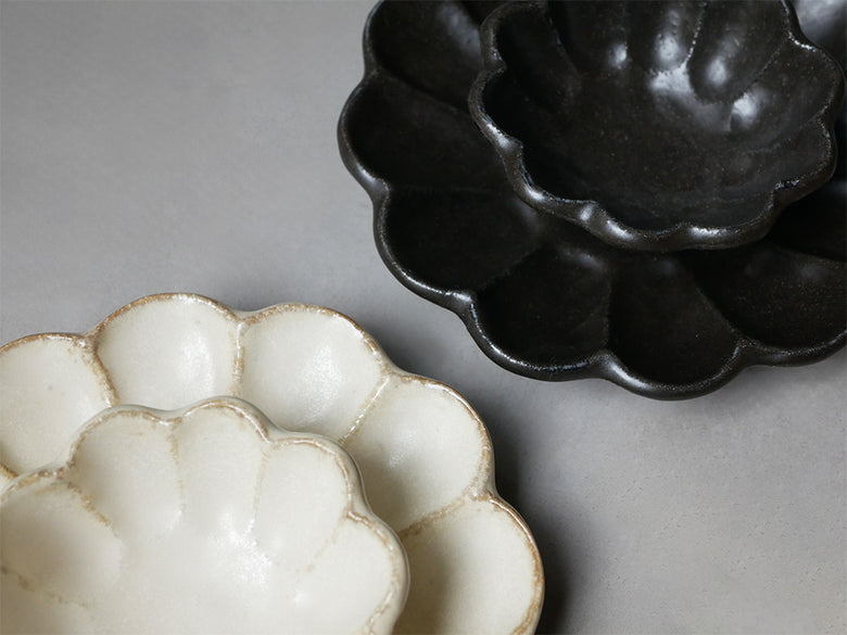 トウジキトンヤ製「リンカ」白練磁器のぽってりとした花皿、食卓を彩るプレート