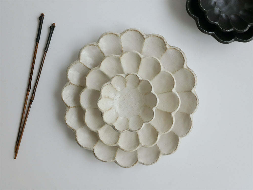 トウジキトンヤの白練ぽってりとした磁器製花皿にクッキーが盛られているサーブウェア