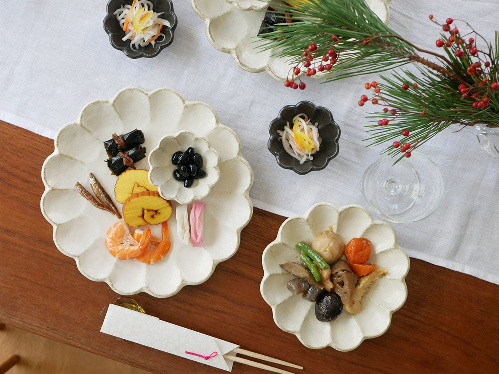 トウジキトンヤの白磁リンカ花皿に盛られたフルーツとデザートの盛り合わせ