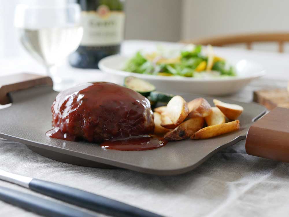 Dr.HOWSドクターハウズのアルミ製セラミックコーティングソリッドミニグリルパンと木製ハンドルが並べられた調理用具の画像