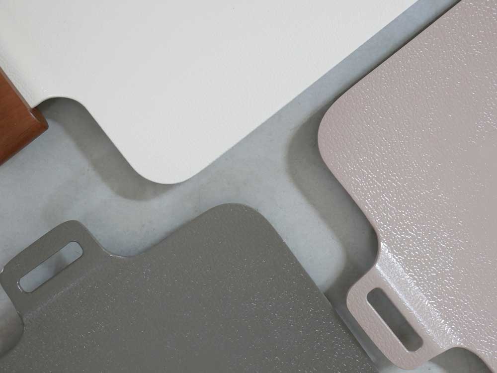 Dr.HOWSのソリッドミニグリルパン。アルミ製本体に木製チークハンドルが付いたコンパクトなグリルパンで、セラミックコーティングが施されています。ガス火、IH、電気コンロ、オーブンで使用可能です。