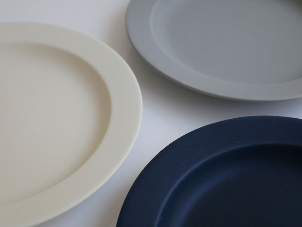 日本製磁器の【SAKUZAN】Saraシリーズ20cmプレートと21cmボウルが並べられた食器セット