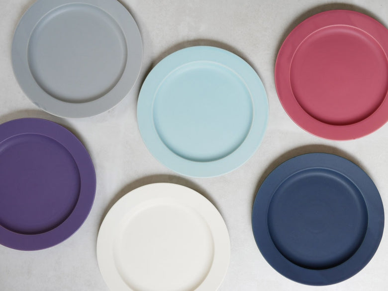 SAKUZANの白磁製サラプレートとボウルのセット。20cmと26cmのプレート、17cmと21cmのボウルが含まれ、シンプルなデザインが特徴です。