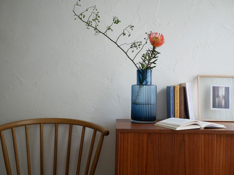 shesay「GLASSフラワーベース プロップ」に美しくアレンジされたカラフルな花束