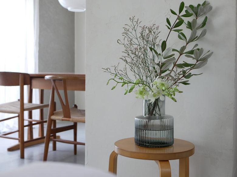 シセイのガラスフラワーベースに花束が飾られた装飾シーン