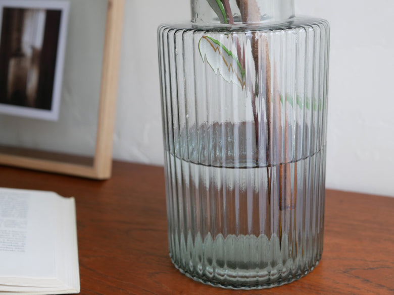 シセイ製GLASSフラワーベース「プロップ」に美しくアレンジされたカットフラワーの静物写真