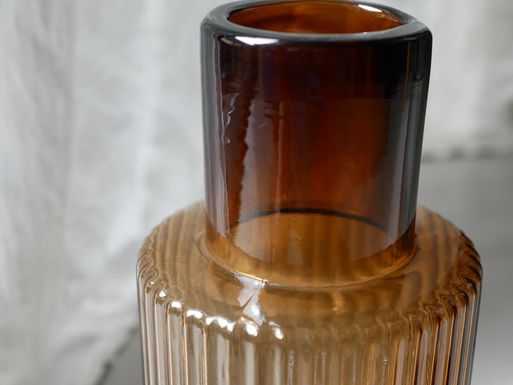 シセイの茶色の木製シリンダー型ガラスフラワーベース