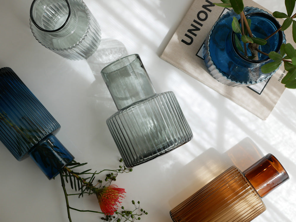 shesayのGLASSフラワーベース「プロップ」、ガラス製のシリンダー型花瓶に美しくアレンジされた花束を展示した中心装飾