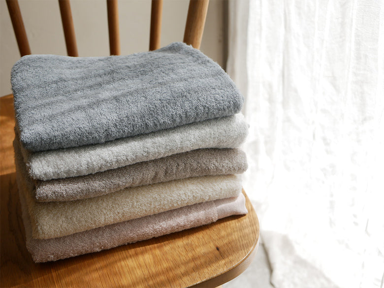 クレシェンドのふんわりとした灰色リネンバスタオル