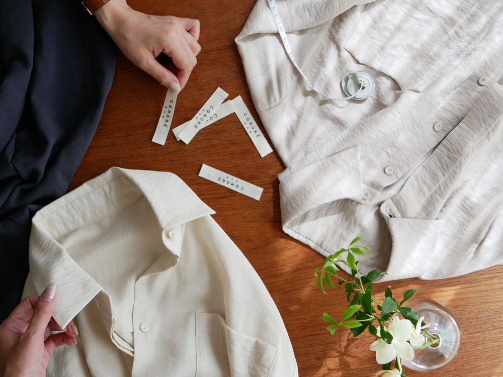 【Comore sun】の大人カジュアルシャツ詳細画像。襟、袖口、ボタンなどのディテールが見えます。