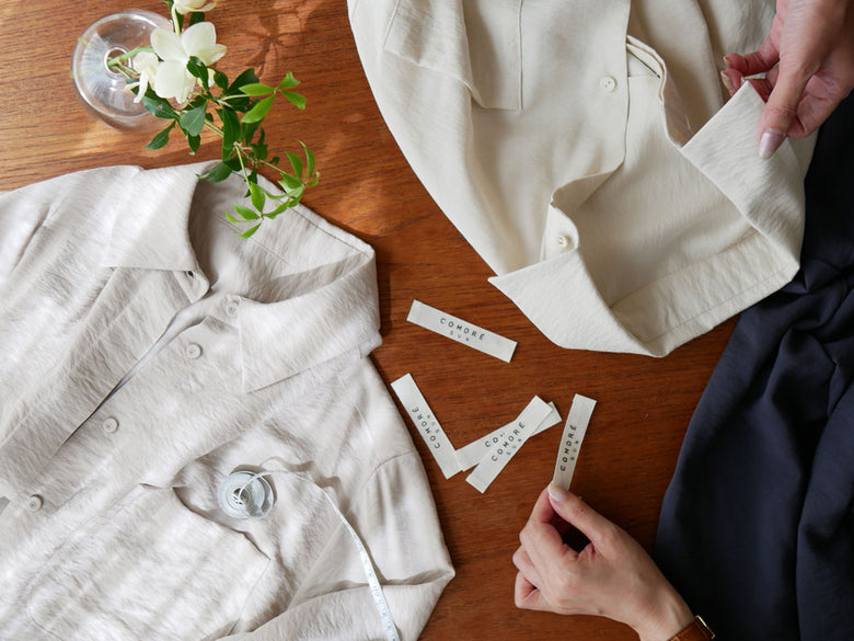 【Comore sun】の大人カジュアルシャツ詳細画像。襟、袖口、ボタンなどのディテールが見えます。