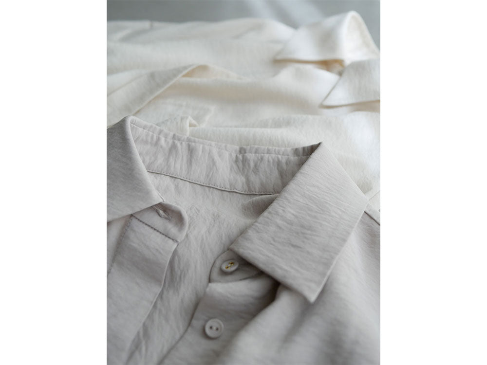 白色の襟とボタンが付いた大人カジュアルシャツの前面ビュー