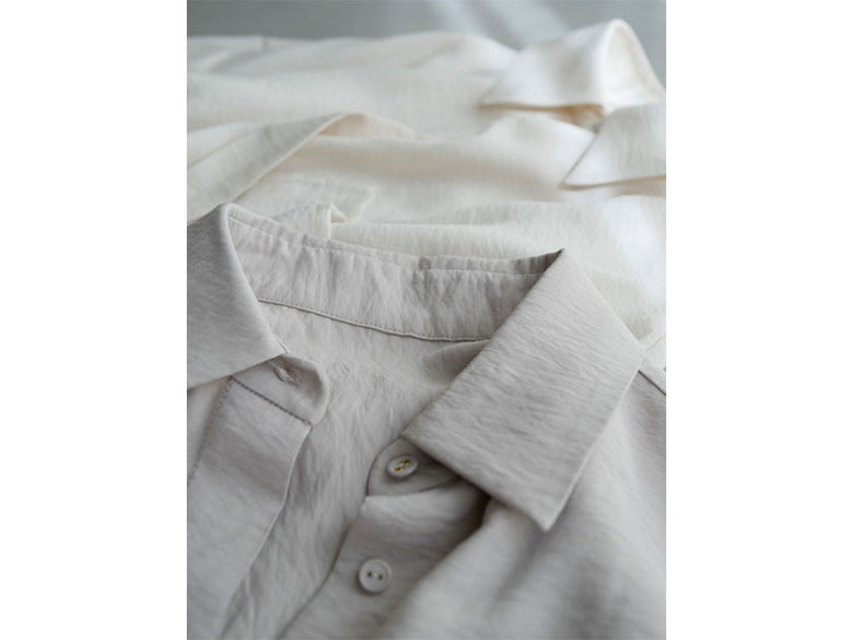 白色の襟とボタンが付いた大人カジュアルシャツの前面ビュー