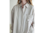 大人カジュアルな【Comore sun】オフホワイトドレスシャツ。襟、ボタン付きポケット、長袖が特徴のリネン混素材。