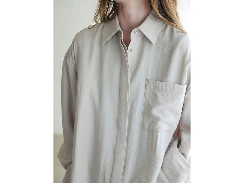 大人カジュアルな【Comore sun】オフホワイトドレスシャツ。襟、ボタン付きポケット、長袖が特徴のリネン混素材。