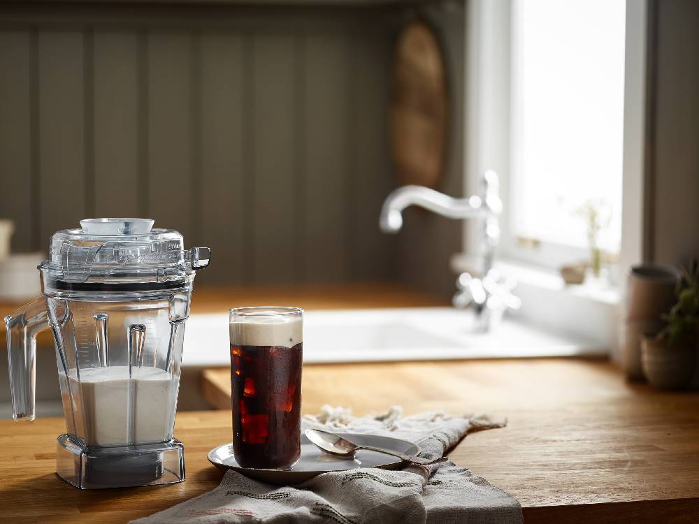 Vitamixのブレンダーと複数のコンテナが並んだキッチン家電セット