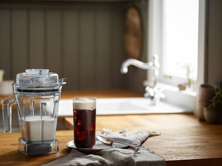 Vitamixのブレンダーと複数のコンテナが並んだキッチン家電セット