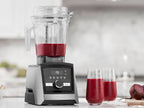 Vitamix Ascentシリーズのブレンダーと2リットルコンテナがキッチンカウンターに設置されている