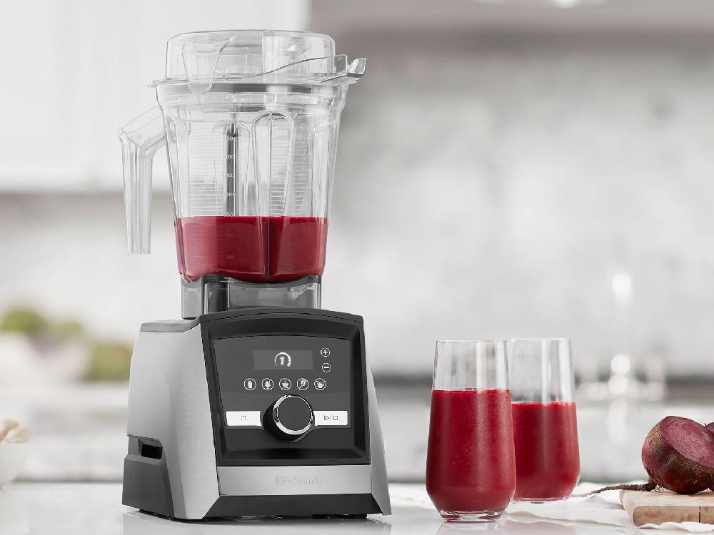 Vitamix Ascentシリーズのブレンダーと2リットルコンテナがキッチンカウンターに設置されている