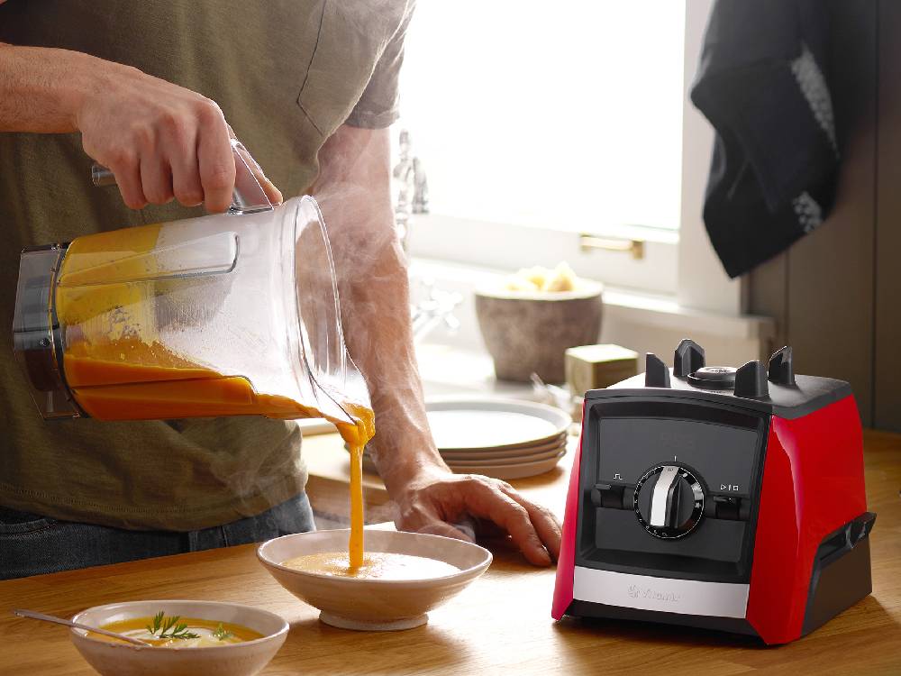 Vitamixバイタミックスの家庭用ミキサー本体とウェットコンテナ、ドライコンテナ、エアーディスクコンテナが並んだキッチン用画像