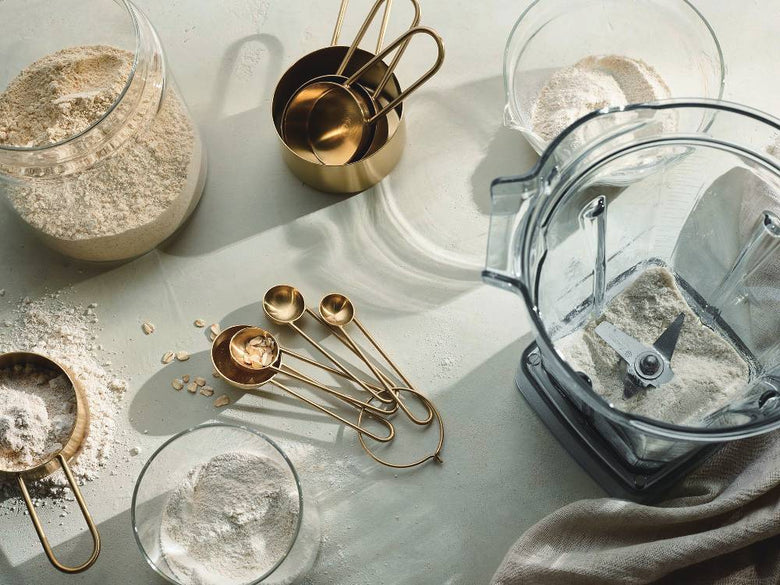 Vitamixのミキサー本体とウェットコンテナ、ドライコンテナ、エアーディスクコンテナが並んだキッチン用品セット