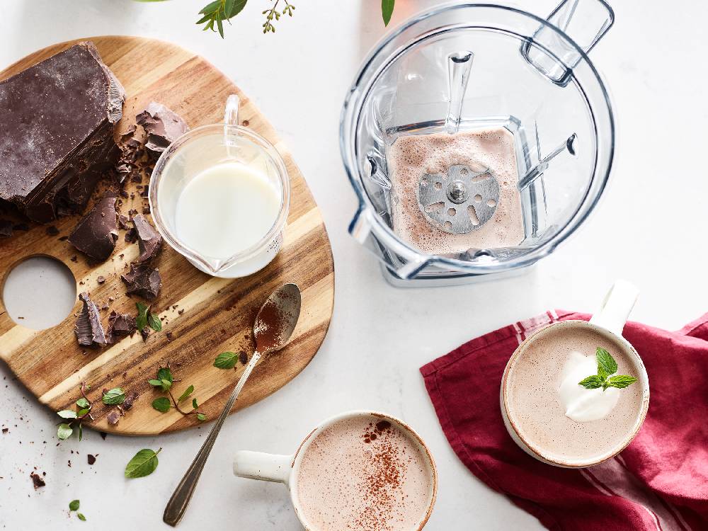 Vitamixバイタミックスのミキサーとテーブルウェア、カップ、キッチン用具が整然と並んだキッチンの様子