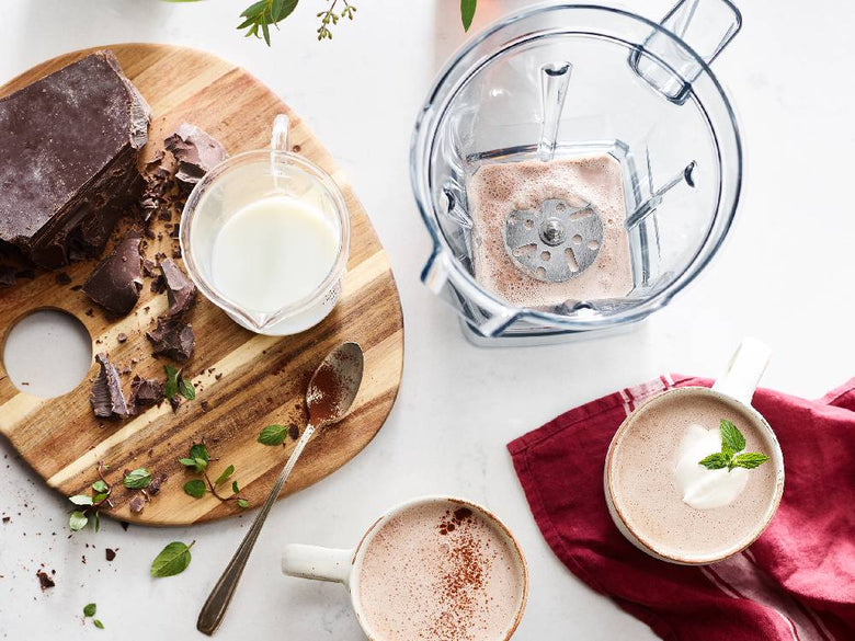 Vitamixバイタミックスのミキサーとテーブルウェア、カップ、キッチン用具が整然と並んだキッチンの様子