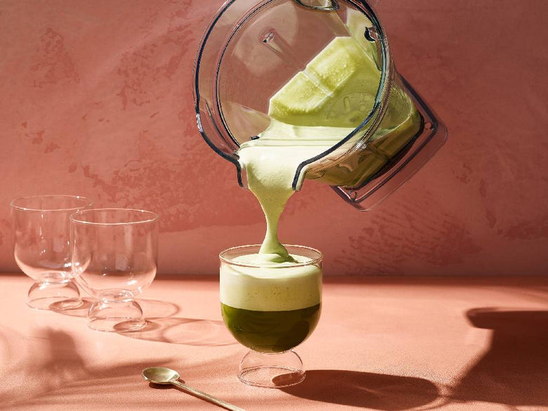 キッチンに配置されたVitamixブレンダーと各種テーブルウェア、グラスに入ったヘルシーシェイクやスムージーが並んでいる様子