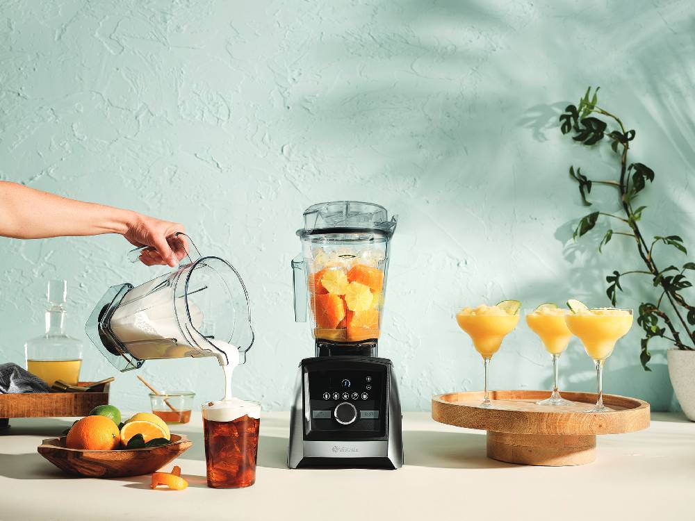 Vitamixミキサーが果物や食材とともにキッチンテーブルに置かれている様子