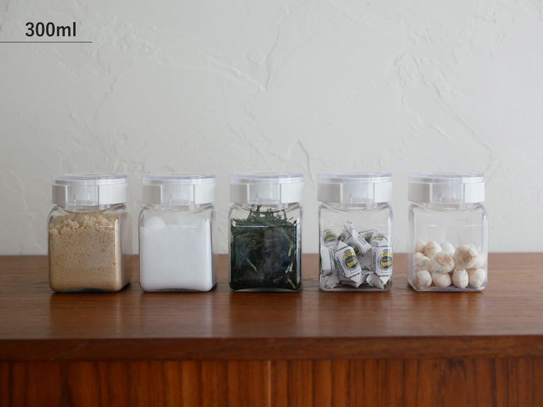 フレッシュロックの食品保存容器とスパイス用メイソンジャーが蓋付きで整然とキッチンに収納されている様子