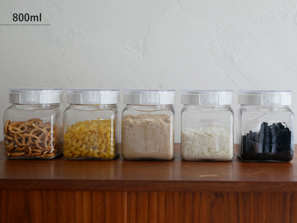 フレッシュロックのメイソンジャーにスパイスや調味料が整理され、キッチン用引き出し収納容器として整然と並んでいる様子