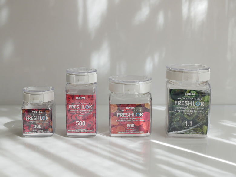 フレッシュロックの透明プラスチック食品保存容器がラベル付きで並んでいる