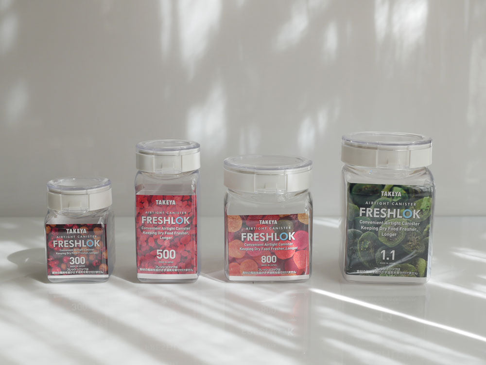 フレッシュロックの透明プラスチック食品保存容器がラベル付きで並んでいる