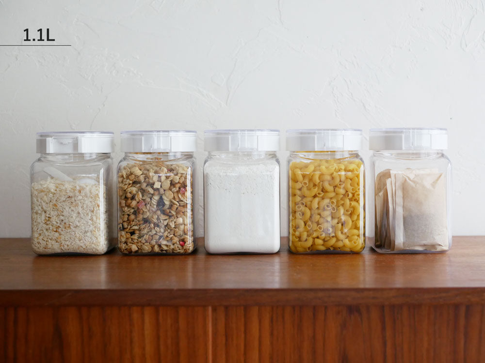 フレッシュロックの角型保存容器にシリアル、種子、スパイス、ナッツが収納されており、各容器に蓋が付いたキッチン用食品収納セットが整然と並んでいる様子。