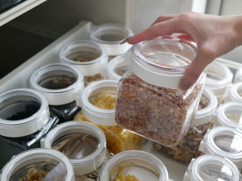 フレッシュロックの透明なマサンジャー型食品保存容器と蓋がキッチンの引き出しに整然と並べられている様子