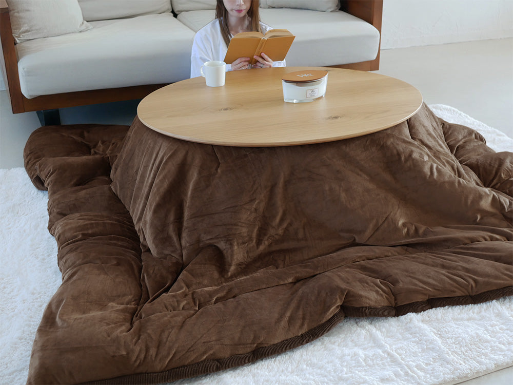 高さ調節可能なオーク突板製リビングこたつに朝食の盛り合わせとクッションが配置された居心地の良いリビングルーム