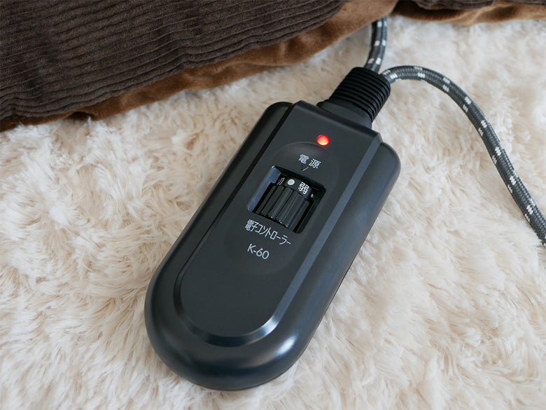 高さ調節可能なリビングこたつの電子機器と電気ケーブル