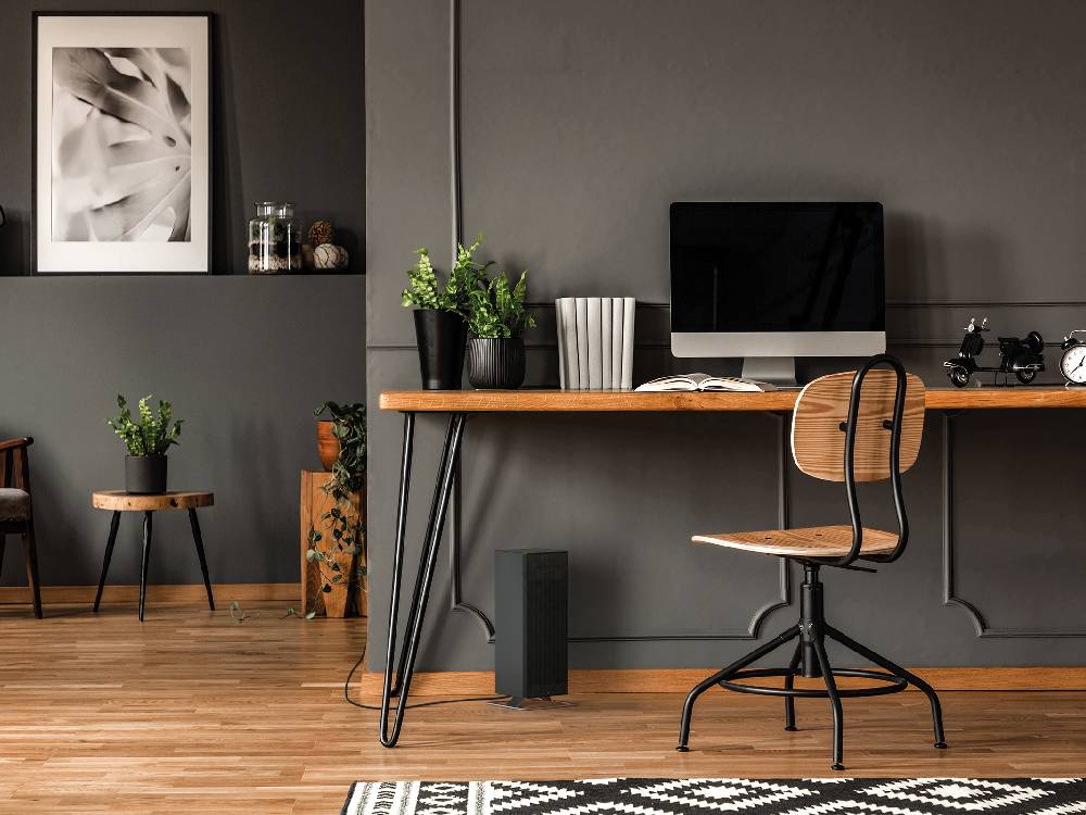 スタドラフォーム Anna big ファンヒーター ホワイト本体が床に配置されたインテリアの一部