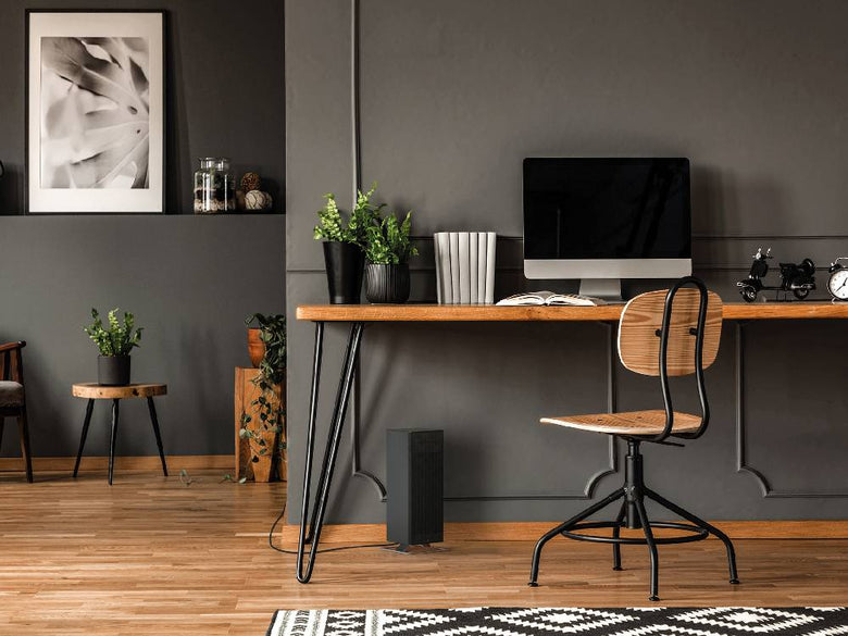 スタドラフォーム Anna big ファンヒーター ホワイト本体が床に配置されたインテリアの一部