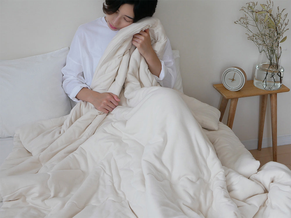 ココマニのシングルサイズ肌掛け布団が整えられた快適なベッド