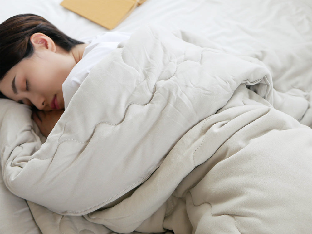 cocomaniのシングルサイズ綿100％トロふわ肌掛け布団がベッドに美しくセットされている