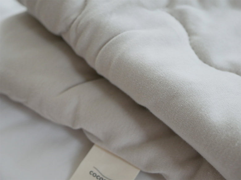 シングルサイズのベッドにココマニの綿100％トロふわ肌掛け布団が美しく整えられた寝具セット