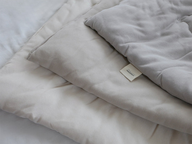 ココマニのトロふわ肌掛け布団と枕が整えられたシングルサイズのベッド