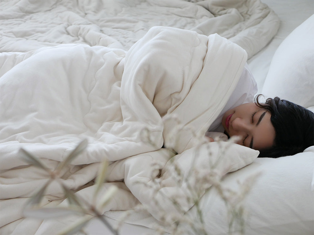 ココマニのトロふわ綿100％肌掛け布団が敷かれたシングルサイズの快適なベッド